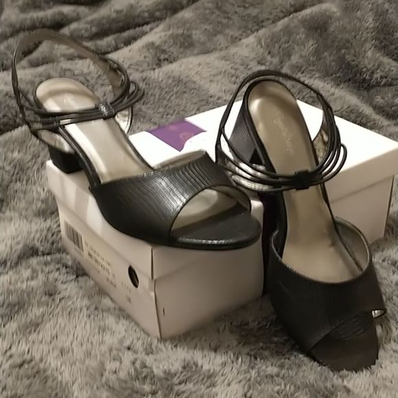 Angel Steps Shoes - Angel Steps Black Textured Peep Toe Sandals!